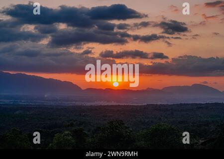 Aceh, Indonesia - febbraio 2024: Il crepuscolo fiorisce sulla punta occidentale dell'isola di Sumatra. Foto Stock