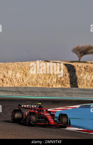 Sakhir, Bahrein. 1 marzo 2024. Carlos Sainz Jr (ESP) Ferrari SF-24. Campionato del mondo di Formula uno, Rd 1, Gran Premio del Bahrain, venerdì 1 marzo 2024. Sakhir, Bahrein. Crediti: James Moy/Alamy Live News Foto Stock