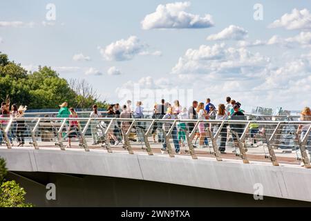 Kiew, Ucraina - Klitschko Glasbruecke-Pedestrian-Bicycle Bridge 28.07.2023, Kiew, Ucraina, UA - Klitschko Glasbruecke-Pedestrian-Bicycle Bridge. AM 25. Mai 2019 wurde die vom ukrainischen Architekten und Gruender von Project Systems Ltd., Andriy Myrhorodskyi, geplante Glasbrücke von Vitaly Klitschko, dem Buergermeister von Kiew, und seinem Bruder Volodymyr offiziell eingeweiht. Kiew Kiew Ucraina *** Kiev, Ucraina Klitschko Glass Pedestrian Bicycle Bridge 28 07 2023, Kiev, Ucraina, UA Klitschko Glass Pedestrian Bicycle Bridge il 25 maggio 2019, il ponte di vetro progettato dall'architetto ucraino e. Foto Stock