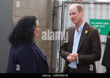 Regno Unito, Galles, Wrexham. 1 marzo 2024. © Avalon.RED/Avalon/PHOTOSHOT/MAXPPP - ; Regno Unito, Galles, Wrexham ; 01/03/2024 - Direttore generale Fleur Robinson e il Principe William, Principe di Galles durante la sua visita al Turf Pub, vicino a Wrexham AFC, mentre segna St. David's Day il 1° marzo 2024 a Wrexham, Galles. NESSUN UTILIZZO nel Regno Unito PER 48 ORE, credito: Avalon.RED/credito Avalon: MAXPPP/Alamy Live News Foto Stock