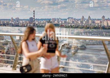 Kiew, Ucraina - Klitschko Glasbruecke-Pedestrian-Bicycle Bridge 28.07.2023, Kiew, Ucraina, UA - Klitschko Glasbruecke-Pedestrian-Bicycle Bridge. AM 25. Mai 2019 wurde die vom ukrainischen Architekten und Gruender von Project Systems Ltd., Andriy Myrhorodskyi, geplante Glasbrücke von Vitaly Klitschko, dem Buergermeister von Kiew, und seinem Bruder Volodymyr offiziell eingeweiht. Kiew Kiew Ucraina *** Kiev, Ucraina Klitschko Glass Pedestrian Bicycle Bridge 28 07 2023, Kiev, Ucraina, UA Klitschko Glass Pedestrian Bicycle Bridge il 25 maggio 2019, il ponte di vetro progettato dall'architetto ucraino e. Foto Stock