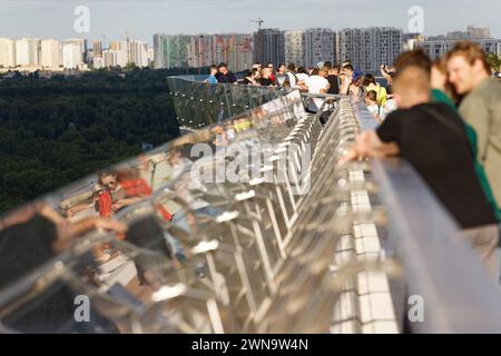 Kiew, Ucraina - Klitschko Glasbruecke-Pedestrian-Bicycle Bridge 28.07.2023, Kiew, Ucraina, UA - Klitschko Glasbruecke-Pedestrian-Bicycle Bridge. AM 25. Mai 2019 wurde die vom ukrainischen Architekten und Gruender von Project Systems Ltd., Andriy Myrhorodskyi, geplante Glasbrücke von Vitaly Klitschko, dem Buergermeister von Kiew, und seinem Bruder Volodymyr offiziell eingeweiht. Kiew Kiew Ucraina *** Kiev, Ucraina Klitschko Glass Pedestrian Bicycle Bridge 28 07 2023, Kiev, Ucraina, UA Klitschko Glass Pedestrian Bicycle Bridge il 25 maggio 2019, il ponte di vetro progettato dall'architetto ucraino e. Foto Stock