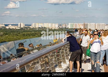 Kiew, Ucraina - Klitschko Glasbruecke-Pedestrian-Bicycle Bridge 28.07.2023, Kiew, Ucraina, UA - Klitschko Glasbruecke-Pedestrian-Bicycle Bridge. AM 25. Mai 2019 wurde die vom ukrainischen Architekten und Gruender von Project Systems Ltd., Andriy Myrhorodskyi, geplante Glasbrücke von Vitaly Klitschko, dem Buergermeister von Kiew, und seinem Bruder Volodymyr offiziell eingeweiht. Kiew Kiew Ucraina *** Kiev, Ucraina Klitschko Glass Pedestrian Bicycle Bridge 28 07 2023, Kiev, Ucraina, UA Klitschko Glass Pedestrian Bicycle Bridge il 25 maggio 2019, il ponte di vetro progettato dall'architetto ucraino e. Foto Stock