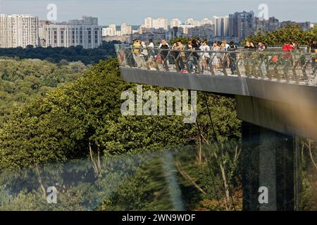 Kiew, Ucraina - Klitschko Glasbruecke-Pedestrian-Bicycle Bridge 28.07.2023, Kiew, Ucraina, UA - Klitschko Glasbruecke-Pedestrian-Bicycle Bridge. AM 25. Mai 2019 wurde die vom ukrainischen Architekten und Gruender von Project Systems Ltd., Andriy Myrhorodskyi, geplante Glasbrücke von Vitaly Klitschko, dem Buergermeister von Kiew, und seinem Bruder Volodymyr offiziell eingeweiht. Kiew Kiew Ucraina *** Kiev, Ucraina Klitschko Glass Pedestrian Bicycle Bridge 28 07 2023, Kiev, Ucraina, UA Klitschko Glass Pedestrian Bicycle Bridge il 25 maggio 2019, il ponte di vetro progettato dall'architetto ucraino e. Foto Stock