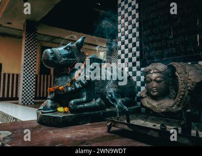 14 feb.th2024 Uttarakhand, India, antiche sculture artigianali di pietra Nandi, simbolico compagno di viaggio sul Signore Shiva, il Tempio Ekeshwar Mahadev, Pauri Garh Foto Stock