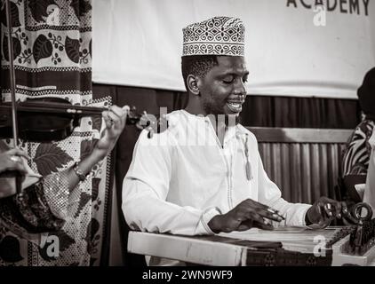 I Musciani suonano musica Taarab, concerto Dhow Countries Music Academy (DCMA), Stone Town, Zanzibar, Tanzania Foto Stock