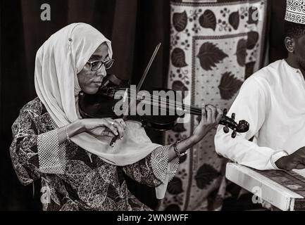 I Musciani suonano musica Taarab, concerto Dhow Countries Music Academy (DCMA), Stone Town, Zanzibar, Tanzania Foto Stock