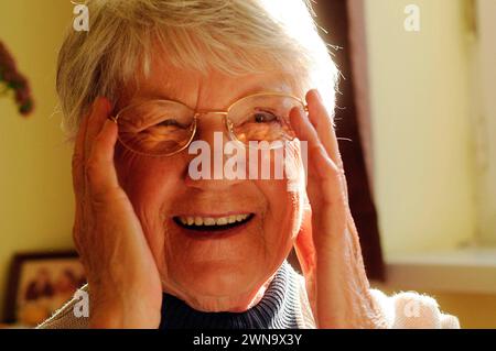 una persona anziana che si diverte, si diverte e ride nella gioia della vecchiaia e rida nella vecchiaia Foto Stock