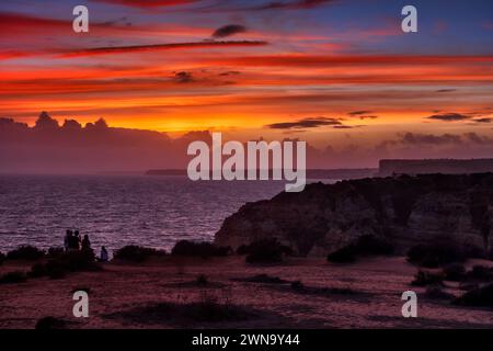 Splendido tramonto sulla costa dell'Algarve vicino all'Oceano Atlantico a Lagos, Portogallo. Foto Stock