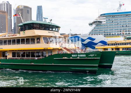 Il traghetto di Sydney The May Gibbs nella baia di Sydney passa davanti alla nave da crociera Majestic Princess ormeggiata a Circular Quay, Sydney, NSW, Australia, 2024 Foto Stock