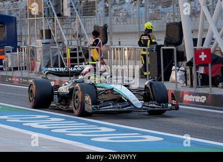 Sakhir, Bahrein. 1 marzo 2024. Motorsport: Campionato del mondo di formula 1, Gran Premio del Bahrain, 3° prove libere. Lewis Hamilton del team britannico Mercedes è nella pit Lane. Crediti: Hasan Bratic/dpa/Alamy Live News Foto Stock