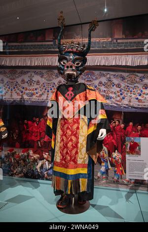 Costume di Yamantaka, Distruttore del Dio della morte Yama nella tradizione buddista tibetana, maschera e abiti di seta raccolti a Darjeeling nel 1919, Exhibitio Foto Stock