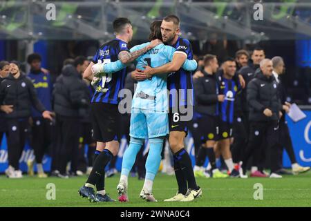 Italia, Milano, febbraio 28 2024: Alessandro bastoni (FC Inter) celebra la vittoria con i compagni di squadra al termine della partita di calcio FC Inter vs Atalanta BC, giornata di recupero serie A 2023-2024 21 allo stadio San Siro (foto di Fabrizio Andrea Bertani/Pacific Press/Sipa USA) Foto Stock