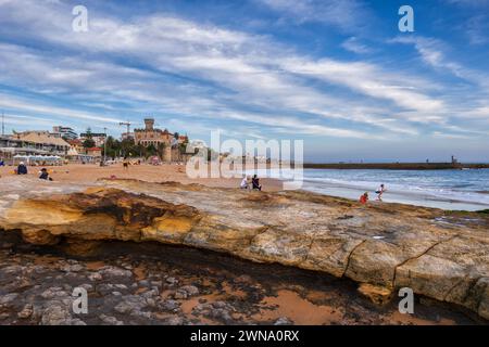Località turistica di Estoril, paesaggio costiero con Tamariz Beach sull'Oceano Atlantico nel comune di Cascais, quartiere di Lisbona, Portogallo. Foto Stock
