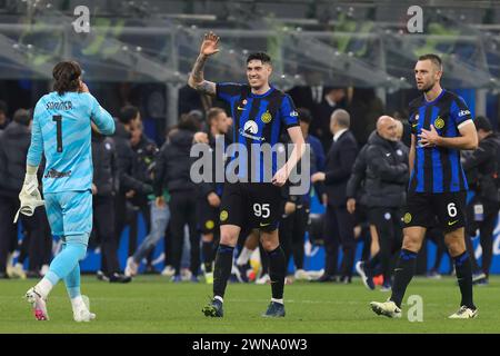 Milano, Italia. 28 febbraio 2024. Italia, Milano, febbraio 28 2024: Alessandro bastoni (FC Inter) celebra la vittoria con i compagni di squadra al termine della partita di calcio FC Inter vs Atalanta BC, giornata di recupero serie A 2023-2024 21 allo stadio San Siro (foto di Fabrizio Andrea Bertani/Pacific Press/Sipa USA) Credit: SIPA USA/Alamy Live News Foto Stock