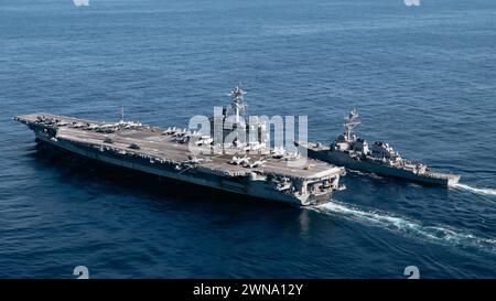 George Washington conduce il rifornimento in mare nell'Oceano Atlantico, 26 febbraio 2024. Foto di Nicholas A. Russell Foto Stock