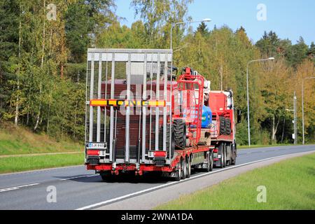 Scania Truck trasporta attrezzature di sollevamento Pekkaniska su semirimorchio. Trasporto lungo. Raasepori, Finlandia. 22 settembre 2023. Foto Stock