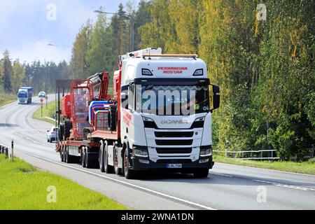 Scania R660 trasporta attrezzature di sollevamento di Pekkaniska, azienda finlandese leader nel noleggio di piattaforme e gru. Raasepori, Finlandia. 22 settembre 2023. Foto Stock