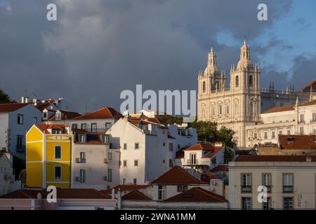 Città di Lisbona in Portogallo. Skyline con Chiesa e Monastero di Sao Vicente de Fora al tramonto. Foto Stock