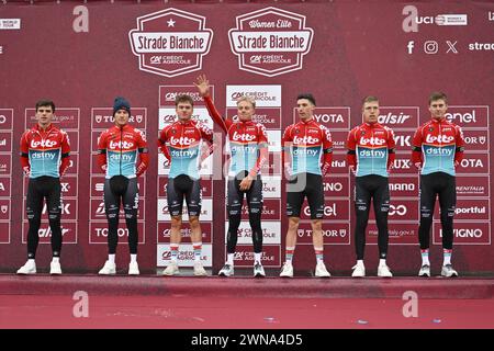 Siena, Italia. 1 marzo 2024. Lotto Dstny riders fotografati durante le presentazioni del team in vista della gara ciclistica "strade bianche" di una giornata da e per Siena, Italia, venerdì 01 marzo 2024. BELGA FOTO DIRK WAEM credito: Belga News Agency/Alamy Live News Foto Stock