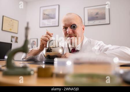 28/10/22 l’orologiaio Colins Andrews realizza un piccolo lotto di orologi da polso che chiama “i pochi” nella sua bottega vicino a Chester. Il quadrante e le mani di t Foto Stock