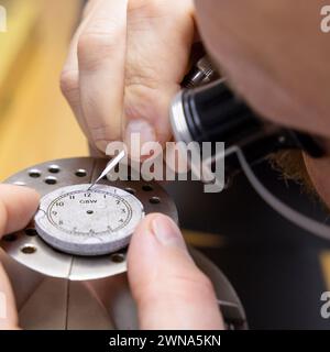 28/10/22 l’orologiaio Colins Andrews realizza un piccolo lotto di orologi da polso che chiama “i pochi” nella sua bottega vicino a Chester. Il quadrante e le mani di t Foto Stock