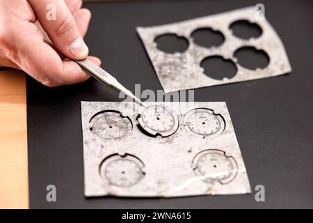 28/10/22 l’orologiaio Colins Andrews realizza un piccolo lotto di orologi da polso che chiama “i pochi” nella sua bottega vicino a Chester. Il quadrante e le mani di t Foto Stock