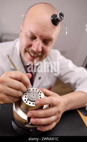 28/10/22 l’orologiaio Colins Andrews realizza un piccolo lotto di orologi da polso che chiama “i pochi” nella sua bottega vicino a Chester. Il quadrante e le mani di t Foto Stock