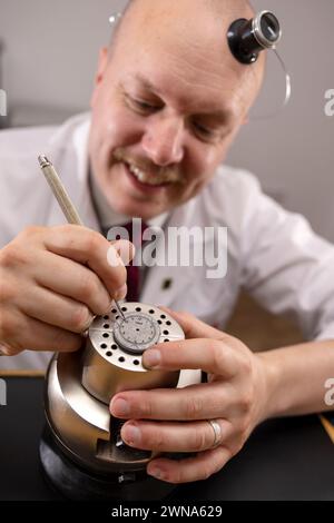 28/10/22 l’orologiaio Colins Andrews realizza un piccolo lotto di orologi da polso che chiama “i pochi” nella sua bottega vicino a Chester. Il quadrante e le mani di t Foto Stock