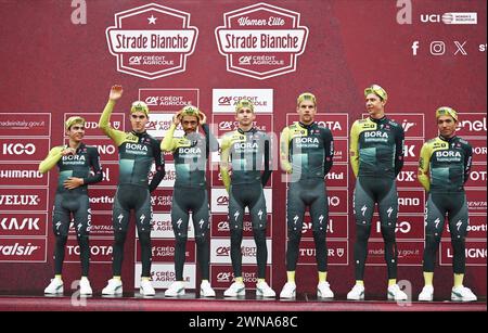 Siena, Italia. 1 marzo 2024. I piloti di Bora-Hansgrohe fotografati durante le presentazioni del team in vista della gara ciclistica "strade bianche" di una giornata da e per Siena, Italia, venerdì 01 marzo 2024. BELGA FOTO DIRK WAEM credito: Belga News Agency/Alamy Live News Foto Stock