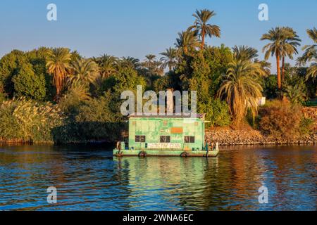 Stazione di pompaggio galleggiante, pompaggio dell'acqua per l'irrigazione sul Nilo, Egitto Foto Stock