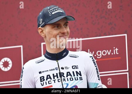 Siena, Italia. 1 marzo 2024. Lo sloveno Matej Mohoric del Bahrein vittorioso nella foto durante le presentazioni del team in vista della "strade bianche", gara ciclistica di un giorno da e per Siena, Italia, venerdì 01 marzo 2024. BELGA FOTO DIRK WAEM credito: Belga News Agency/Alamy Live News Foto Stock