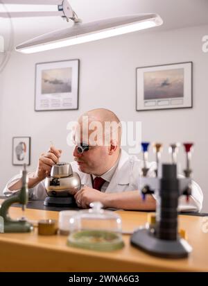 28/10/22 l’orologiaio Colins Andrews realizza un piccolo lotto di orologi da polso che chiama “i pochi” nella sua bottega vicino a Chester. Il quadrante e le mani di t Foto Stock