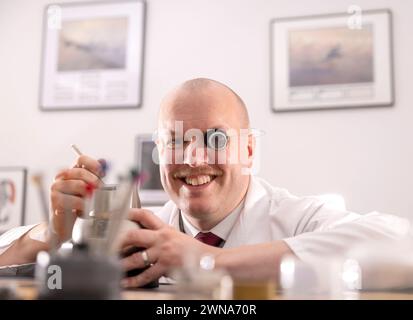 28/10/22 l’orologiaio Colins Andrews realizza un piccolo lotto di orologi da polso che chiama “i pochi” nella sua bottega vicino a Chester. Il quadrante e le mani di t Foto Stock