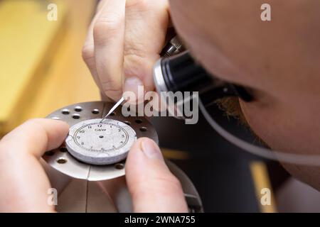 28/10/22 l’orologiaio Colins Andrews realizza un piccolo lotto di orologi da polso che chiama “i pochi” nella sua bottega vicino a Chester. Il quadrante e le mani di t Foto Stock