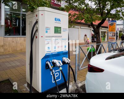 Sochi, Russia - 13 febbraio 2023: Stazione di ricarica installata accanto al parcheggio Foto Stock