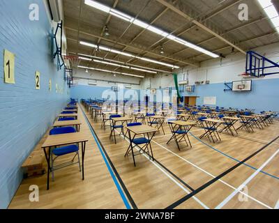 una sala sportiva scolastica inglese allestita e pronta per gli esami pubblici degli studenti 2024 gran bretagna Foto Stock