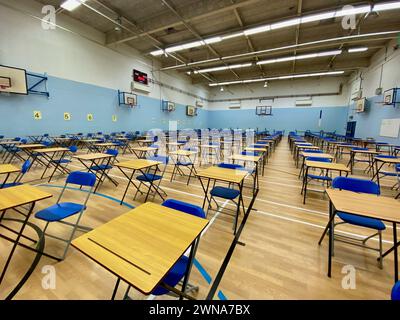 una sala sportiva scolastica inglese allestita e pronta per gli esami pubblici degli studenti 2024 gran bretagna Foto Stock