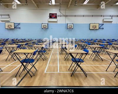 una sala sportiva scolastica inglese allestita e pronta per gli esami pubblici degli studenti 2024 gran bretagna Foto Stock