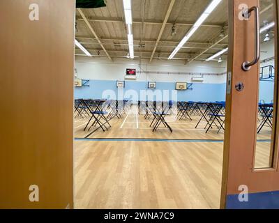 una sala sportiva scolastica inglese allestita e pronta per gli esami pubblici degli studenti 2024 gran bretagna Foto Stock