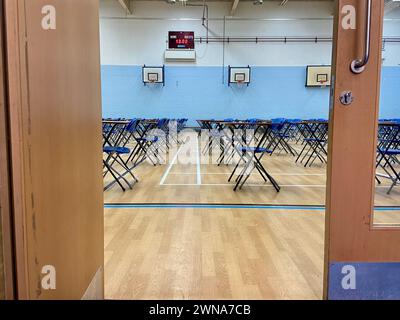 una sala sportiva scolastica inglese allestita e pronta per gli esami pubblici degli studenti 2024 gran bretagna Foto Stock