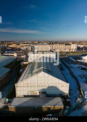 Vista posteriore della serra di vetro dei Giardini invernali sulla passeggiata di Great Yarmouth, recentemente premiata con il National Lottery Heritage Fund per lavori di restauro. Foto Stock