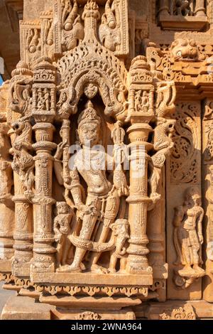 Antico bassorilievo del famoso tempio giainista di Neminath a Ranakpur, stato indiano del Rajasthan Foto Stock