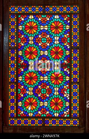 Primo piano di un colorato pannello di vetro colorato nel padiglione del Giardino Dowlatabad, Yazd, Iran. Foto Stock