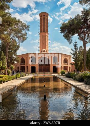 33 metri di altezza, il windcatcher ottagonale (badgir) del xviii secolo, il più alto windcatcher in adobe del mondo. Dowlatabad Garden, Yazd, Iran. Foto Stock