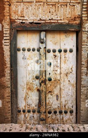 Vecchia porta di legno chiusa di una casa nella città vecchia di Yazd, Iran. Foto Stock