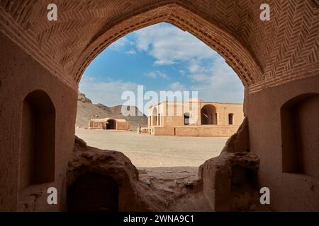 Rovina la vecchia Khayleh (Kheyla), edifici per i parenti del defunto per riposare durante la cerimonia di sepoltura zoroastriana presso le Torri del silenzio. Yazd, Iran. Foto Stock