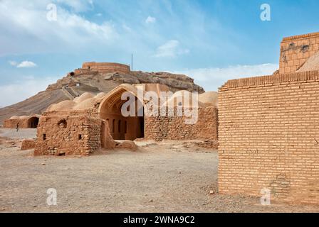 Vista della Torre del silenzio e della vecchia Khayleh (Kheyla) - edifici per i parenti del defunto per riposare durante la cerimonia di sepoltura zoroastriana. Yazd, Iran Foto Stock