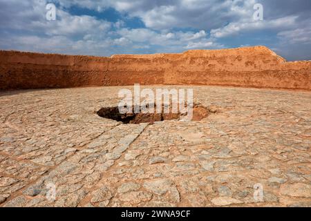 Il pozzo medio (Ostudan) sulla piattaforma superiore della Torre del silenzio, utilizzato come luogo per ossa di defunti nella tradizione funeraria zoroastriana. Yazd, Iran. Foto Stock