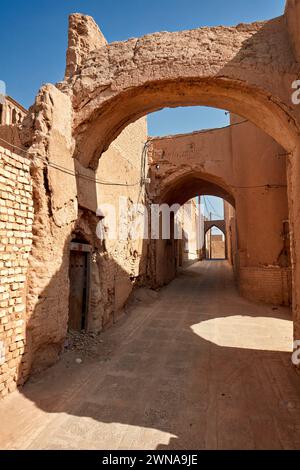 Una strada stretta con archi sopra nella città vecchia di Yazd, Iran. Foto Stock